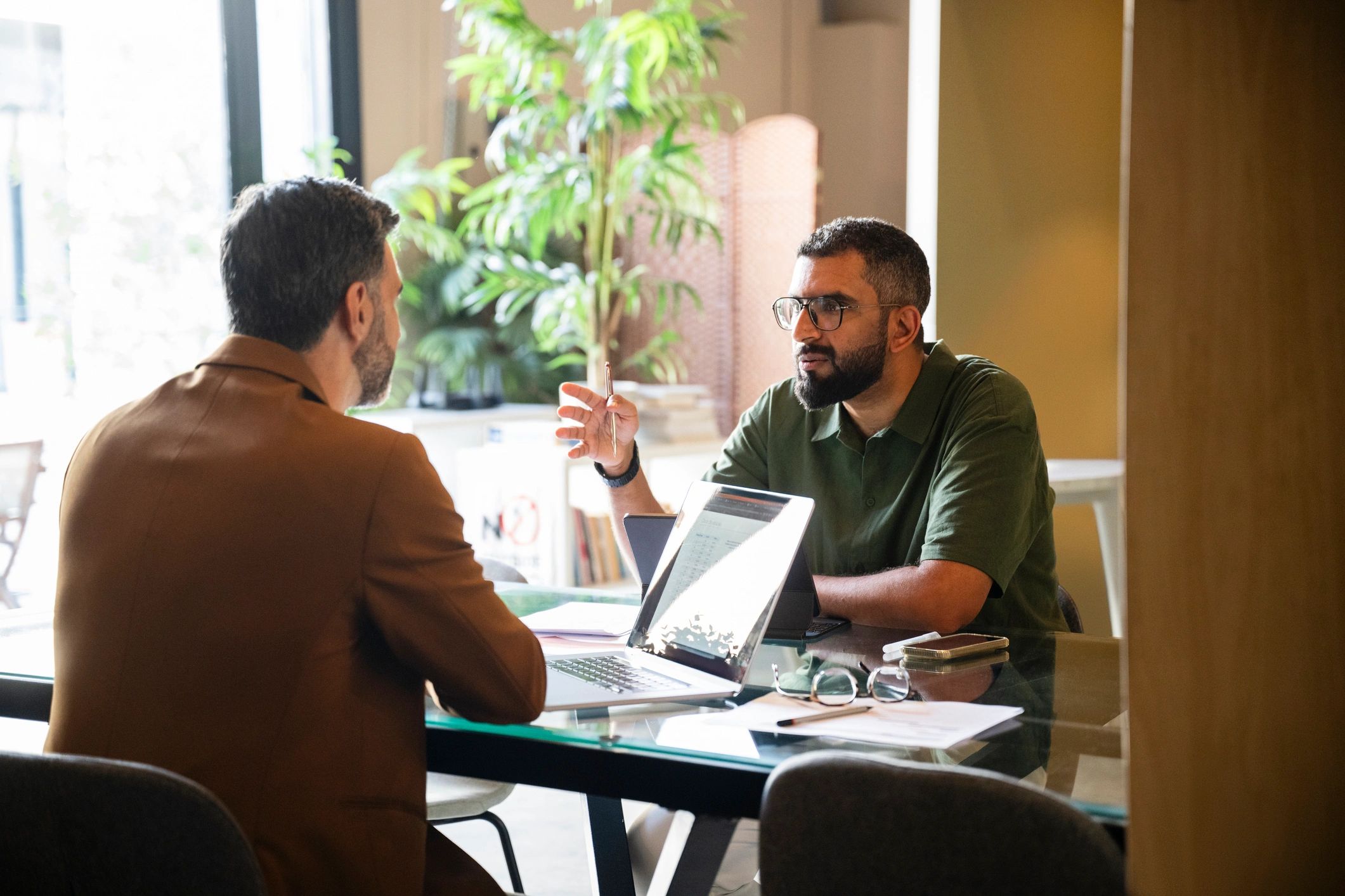 Advisor meeting with a client at a laptop